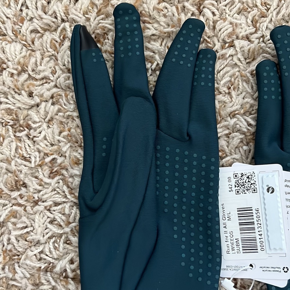 Lululemon Women's Run for It All Gloves 
Tech NWT Size M/L - Picture 5 of 12